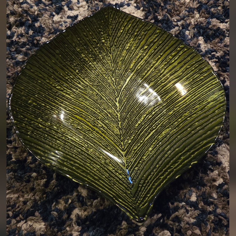 Leaf-Shaped Green Decorative Plate